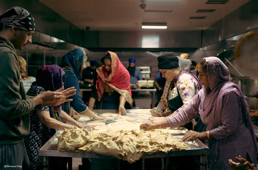 People making food in a dark kitchen, photo by Shravya Kag